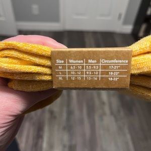 Wellow compression socks